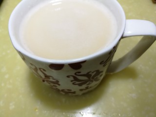 4、#秋味儿#祛痘健脾数莲藕,打成一杯莲藕汁。