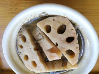 9、#秋味儿#祛痘健脾数莲藕,加入盐调味。