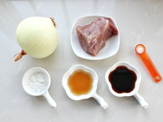 1、洋葱炒肉丝,准备好所需食材