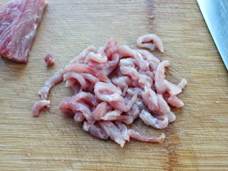 2、洋葱炒肉丝,瘦肉洗净后切丝放入容器中