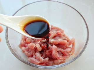 3、洋葱炒肉丝,调入两汤匙生抽