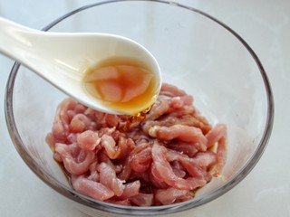 4、洋葱炒肉丝,两汤匙料酒