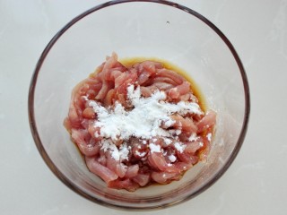 5、洋葱炒肉丝,一平匙玉米淀粉，抓拌均匀后腌制十分钟