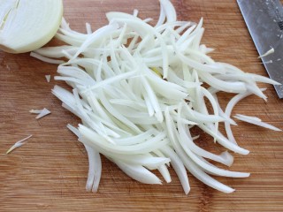 6、洋葱炒肉丝,洋葱洗净切丝