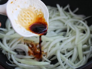 9、洋葱炒肉丝,调入一汤匙生抽炒匀