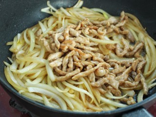 11、洋葱炒肉丝,再放入炒好的肉丝