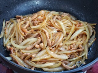 12、洋葱炒肉丝,翻炒均匀关火即可