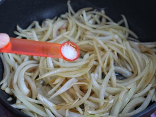 10、洋葱炒肉丝,按照口味调入盐翻炒均匀