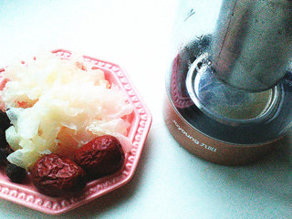 1、桂圆枸杞银耳羹,准备好食材，银耳提前泡发