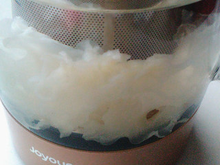 2、桂圆枸杞银耳羹,洗净后放进养生壶内