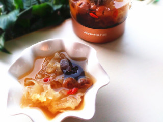 5、桂圆枸杞银耳羹,盛到碗内，每天一壶最好咯，甜甜的很好喝