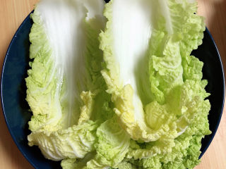 1、白菜包肉,准备好白菜叶，洗净待用。