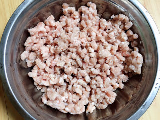 5、白菜包肉,准备好肉馅儿。