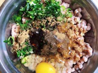 7、白菜包肉,加入盐、蚝油、生抽、酱油、白糖、花椒粉、十三香、香油、鸡蛋、鲜鸡汁、淀粉。