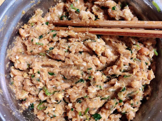 8、白菜包肉,将肉馅儿搅拌均匀。