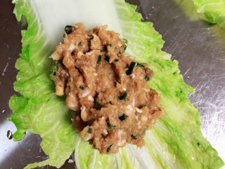 9、白菜包肉,将烫好的白菜叶中包入肉馅。