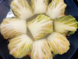 13、白菜包肉,蒸好后，倒出盘中的水。