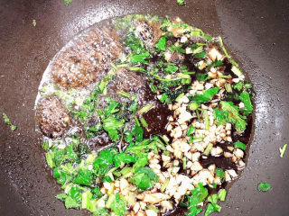 15、白菜包肉,加入蒸鱼豉油。