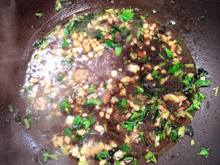 16、白菜包肉,倒入少许水，煮开锅即可。