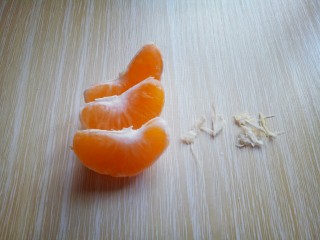 6、糖水桔子,再剥去桔子上面的筋，依次做完。(这一步骤需要一点耐心哈)