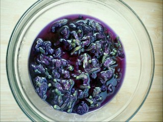 1、蓝色妖姬,取蝶豆花15克用200克热水冲泡