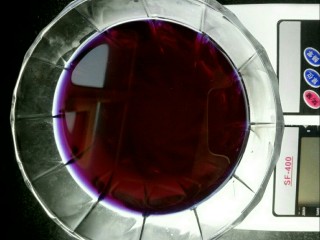 2、蓝色妖姬,待冷却后滤出120克蝶豆花水