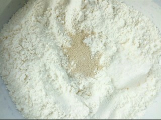 3、蓝色妖姬,盆里放面粉，白糖，酵母