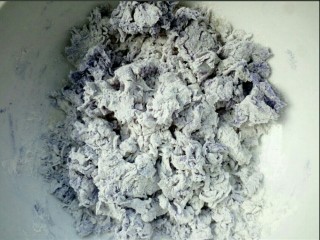 4、蓝色妖姬,边倒蝶豆花水边搅拌成絮状