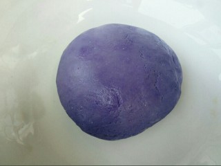 5、蓝色妖姬,揉成光滑的面团（稍硬），盖保鲜膜发酵