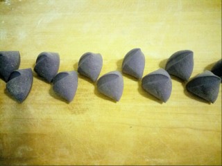 8、蓝色妖姬,切成等份的小剂子