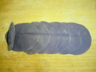 10、蓝色妖姬,揪一块小面剂搓成两头尖的长条当花蕊