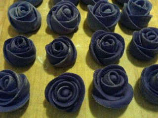 15、蓝色妖姬,都做好后，蒸锅注水开火，水开后放蒸篦上中大火蒸20分钟，焖5分钟