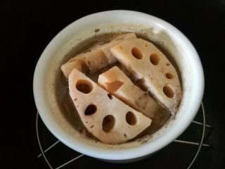 8、#秋味儿#祛痘健脾数莲藕,放入炖罐中，隔水炖半小时。