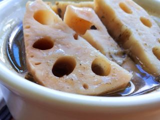 11、#秋味儿#祛痘健脾数莲藕,一勺入口，品尝莲藕的清甜、百合的微苦、排骨的肉香，清甜可口的炖汤。