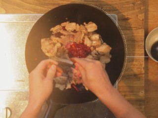 4、啤酒鸭&上海菜泡饭,依次倒入适量豆瓣酱、桂皮、酱油、大量啤酒翻炒，再倒入适量豆瓣酱、糖、盐、老抽，翻搅