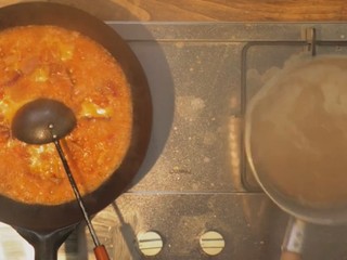 5、啤酒鸭&上海菜泡饭,倒适量水，热锅