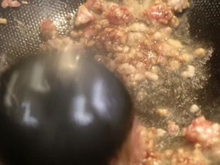 9、啤酒鸭&上海菜泡饭,在热锅中倒入适量色拉油、肉碎翻炒，再依次加入适量海米翻炒