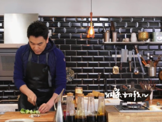 10、啤酒鸭&上海菜泡饭,油菜切块儿倒入