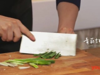 13、啤酒鸭&上海菜泡饭,青蒜切段儿，倒入第一个炒锅后翻炒