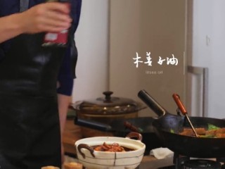 15、啤酒鸭&上海菜泡饭,倒入适量木姜子油