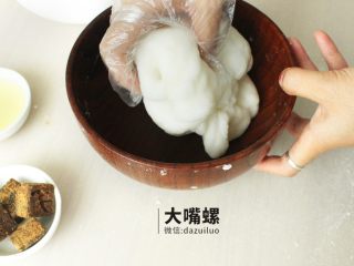 5、Q萌红糖冰皮月丨大嘴螺,搅拌均匀后用手匀速的像和面一样捏紧实,此时洪荒之力不出更待何时