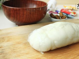 6、Q萌红糖冰皮月丨大嘴螺,和好的冰皮套上保鲜膜,放置一旁待用