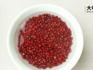 7、Q萌红糖冰皮月丨大嘴螺,接下来要做的是冰皮月饼里的馅,这次选用的是自制红豆沙馅,先将红豆放入清水中,泡1个晚上
