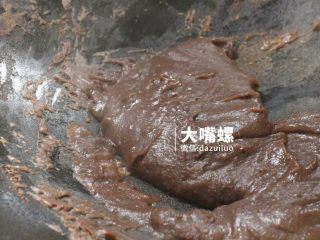 14、Q萌红糖冰皮月丨大嘴螺,中小火慢慢的煮,煮的过程中需要一直的翻动,以免受热不均匀导致红豆沙有些许糊味,炒至红豆沙能逐渐成型后即可盛出