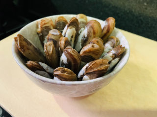 5、清蒸蛏子,摆入碗内；