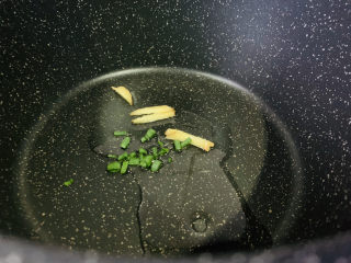 12、清蒸蛏子,锅加食用油，加入姜丝和葱粒；