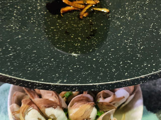 16、清蒸蛏子,倒入葱油；