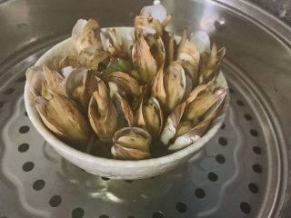 18、清蒸蛏子,继续上锅蒸3分钟；