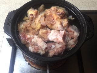 6、印度椰子鸡汤,排骨，鸡肉飞水洗净待用。