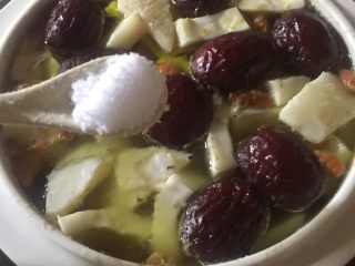 11、印度椰子鸡汤,待程序结束后加入盐调味。